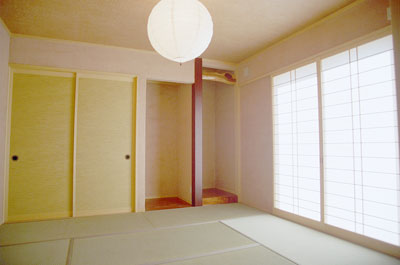 床の間がある和室。壁は藁すさを入れた珪藻土を塗りました。和室はやっぱり落ち着きます。