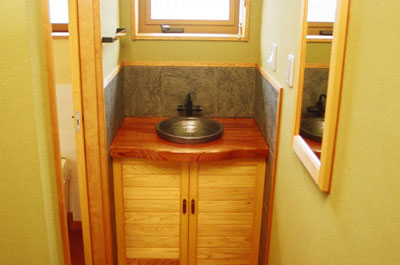 2階のトイレ横の手洗いおよび採光スペースです。