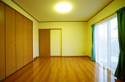 和室8帖間に続く洋室8帖間、扉を取り外せば16帖間として使用できます。