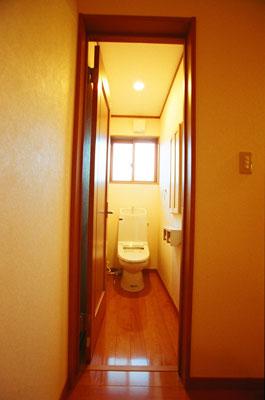 シンプルで清潔感あふれるトイレ空間