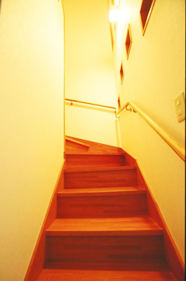 安全を考え明るく照明器具を配置した階段。